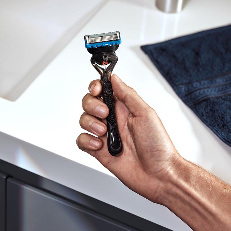  A hand holding ProGlide Men’s Razor